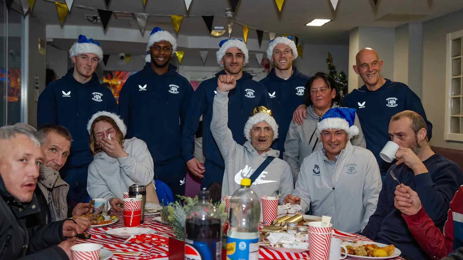 普雷斯顿北区足球俱乐部圣诞访问福克斯顿日中心：关爱无家可归者，温暖社区